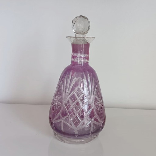 LICORERA O BOTE DE CRISTAL TALLADO DE COLOR LILA