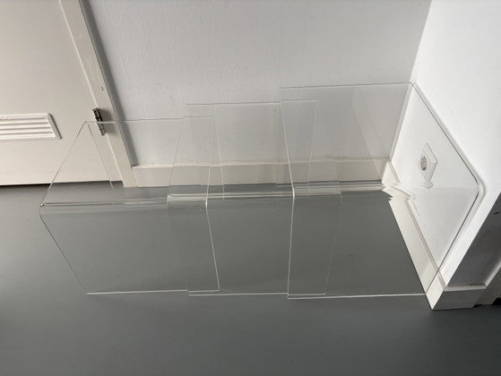 Image 1 of 3 tables d'appoint vintage en plexiglas