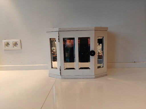 Mobiletto per medicinali in legno d'epoca con ante a specchio