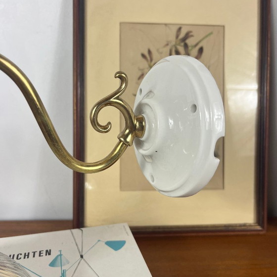 Applique a collo di cigno in ottone con tulipano in vetro striato tipo Holophane rosone in ceramica – Glass (photo 3 of 9)