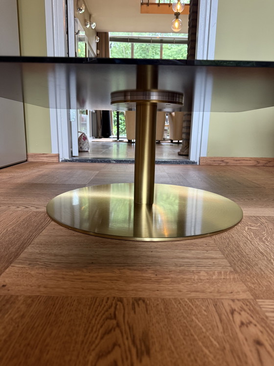 Image 1 of Table basse carrée Flash de Tom Dixon - verre noir, pieds dorés