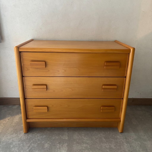 Wooden chest of drawers