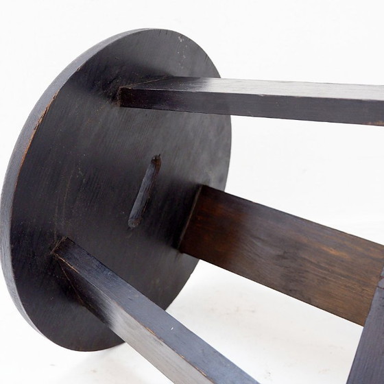 Image 1 of Vintage driepootkruk van zwart gebeitst hout met pen-en-gatverbindingen.