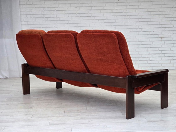 Image 1 of Dänisches 3-Sitzer-Sofa aus den 1970er Jahren, orange/roter Möbelvelours, Eichenholz.