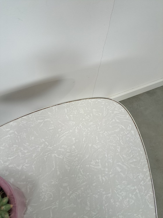 Image 1 of Tavolino alto con piano in formica grigio-bianco