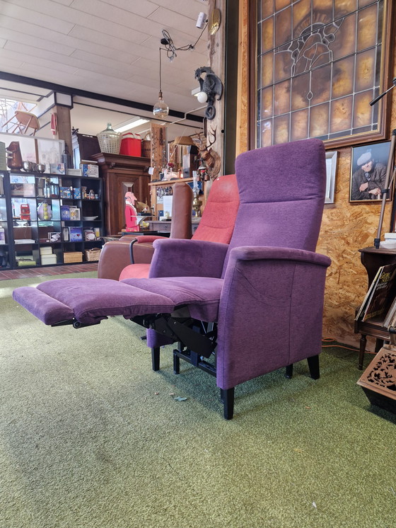 Image 1 of FitFORM elektrische relaxfauteuil/liftstoel – paarse stof – model 580 M3