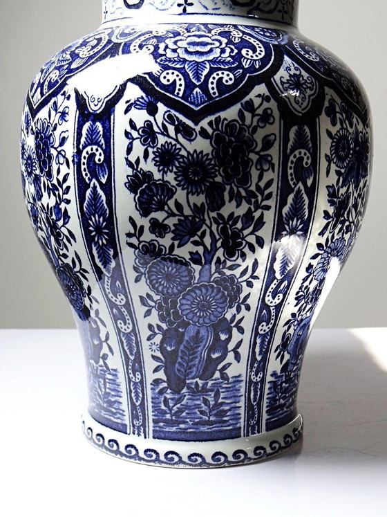 Image 1 of Grote Boch Holland Royal Sphinx aardewerken pot met deksel en Delftsblauwe decoratie.