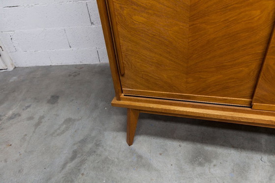 Image 1 of Kledingkast uit de jaren 50 met kompasvormige poten, schuifdeuren en een nieuw bovenblad.