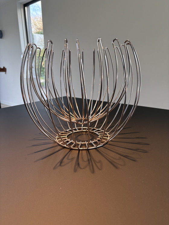 Image 1 of Cesta de fruta de diseño fabricada en acero inoxidable.