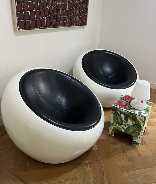 Pair of Vintage Space Age Globe Chairs – White & Black – Ø 95 cm