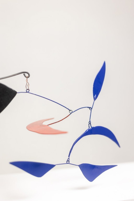 Image 1 of Escultura de Olivier Vonet en metal lacado en negro, azul y rojo. Contemporánea.