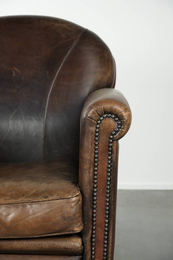 Image 1 of Elegante poltrona/rubinetto di design in pelle di pecora con una splendida patina.