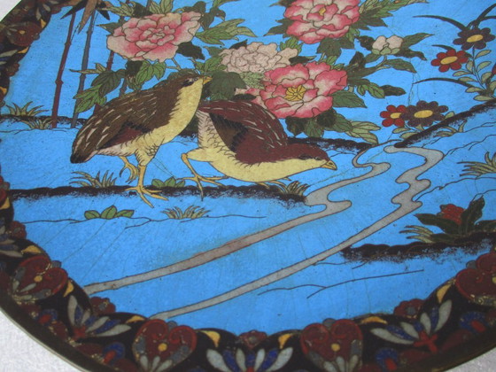 Image 1 of Plat cloisonné de la fin du XIXe siècle à décor raffiné, diamètre 30 cm.