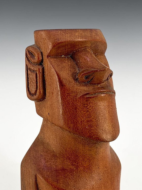 Image 1 of Sculpture Moai vintage sculptée à la main – bois massif, style tiki/milieu du siècle