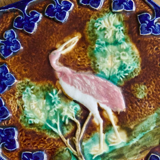 Image 1 of Salvamanteles francés de barbotina policromada del siglo XIX con pájaro rosa