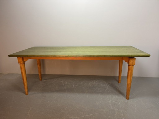 Tavolo da pranzo in faggio di metà secolo con piano in vernice trasparente verde tenue, anni '80.