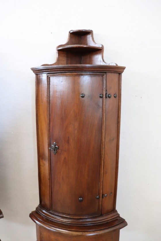 Image 1 of Juego de 2 armarios esquineros de nogal del siglo XVIII