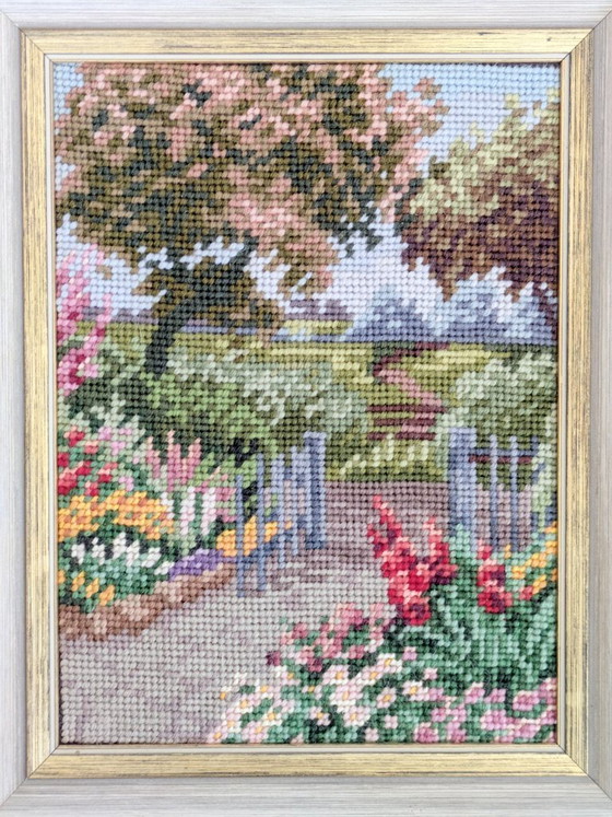 Image 1 of Ricamo vintage incorniciato con scena di giardino primaverile, arazzo da parete per arredamento in stile cottage.