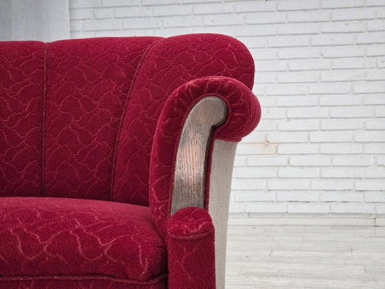 Image 1 of Deense fauteuil uit de jaren 50, bekleed met rode en lichtgrijze meubelwol en gesneden eikenhout.