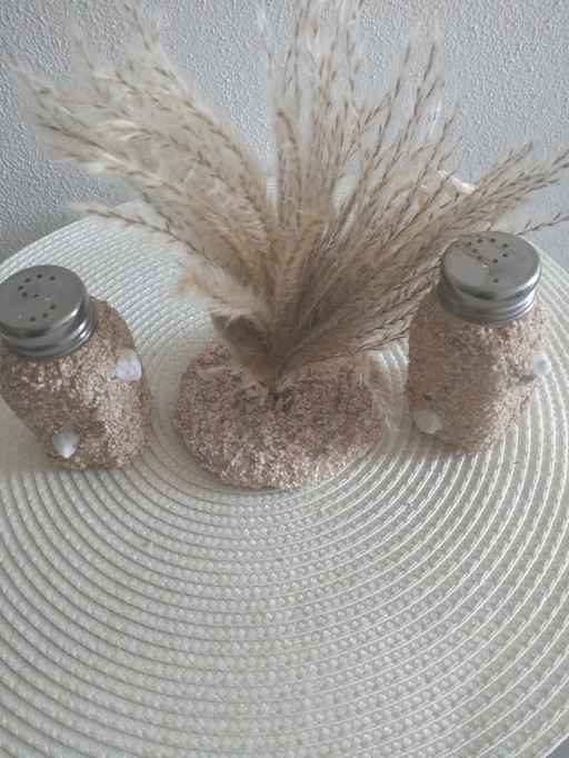 Salt and pepper set
