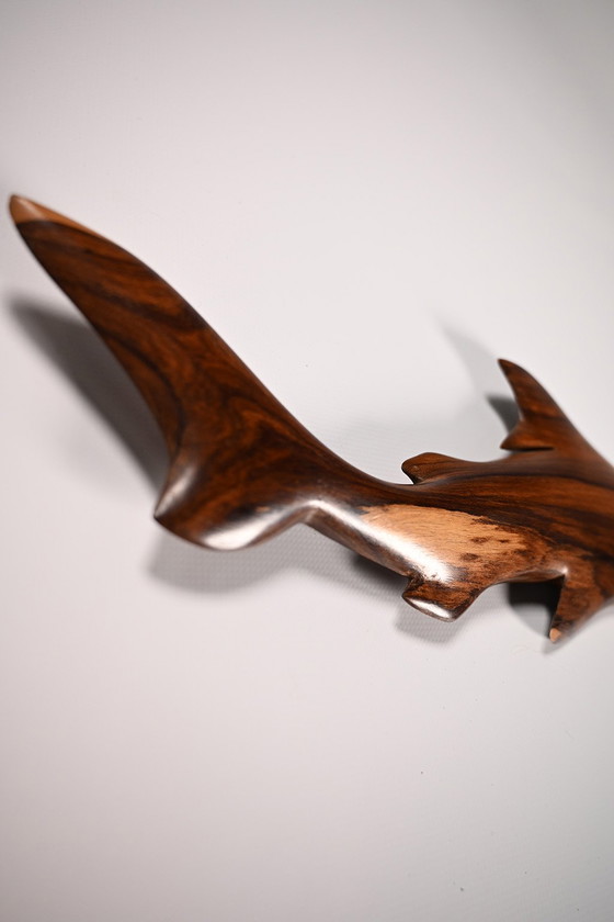 Image 1 of Wandskulptur aus Holz, die einen großen Hai darstellt