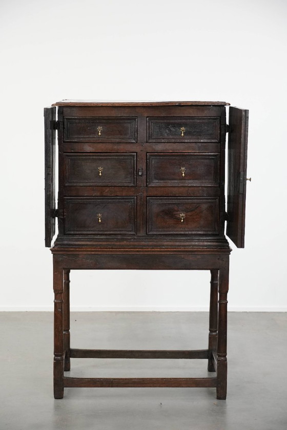 Image 1 of Armoire/meuble ancien en chêne anglais sur support du XVIIe siècle