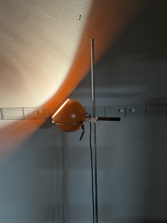 Image 1 of Lampada da terra vintage – Gepo / Gerda – paralume sferico in metallo arancione – design Space Age anni '70