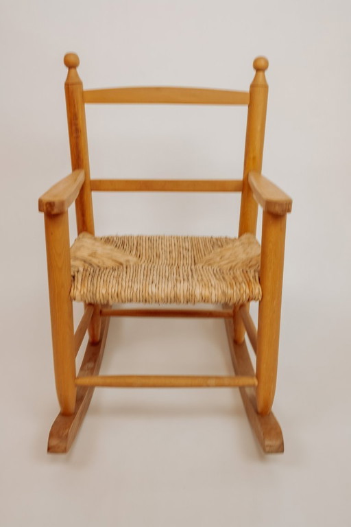Vintage houten kinderschommelstoel met biezen zitting