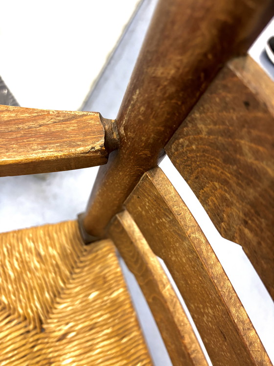 Image 1 of Antieke houten stoel met origineel strovlechtwerk.