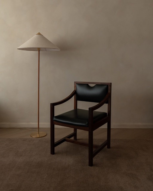 Poltrona vintage in legno e similpelle skai nera, stile scandinavo