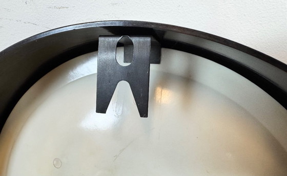 Image 1 of Industriële bakelieten fabriekswandklok van Pragotron, jaren 60