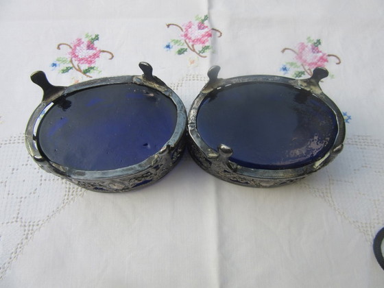 Par de saleros antiguos plateados con inserciones azul cobalto (adjuntos) – Accesorios de mesa, Glass, Metal (photo 7 of 11)