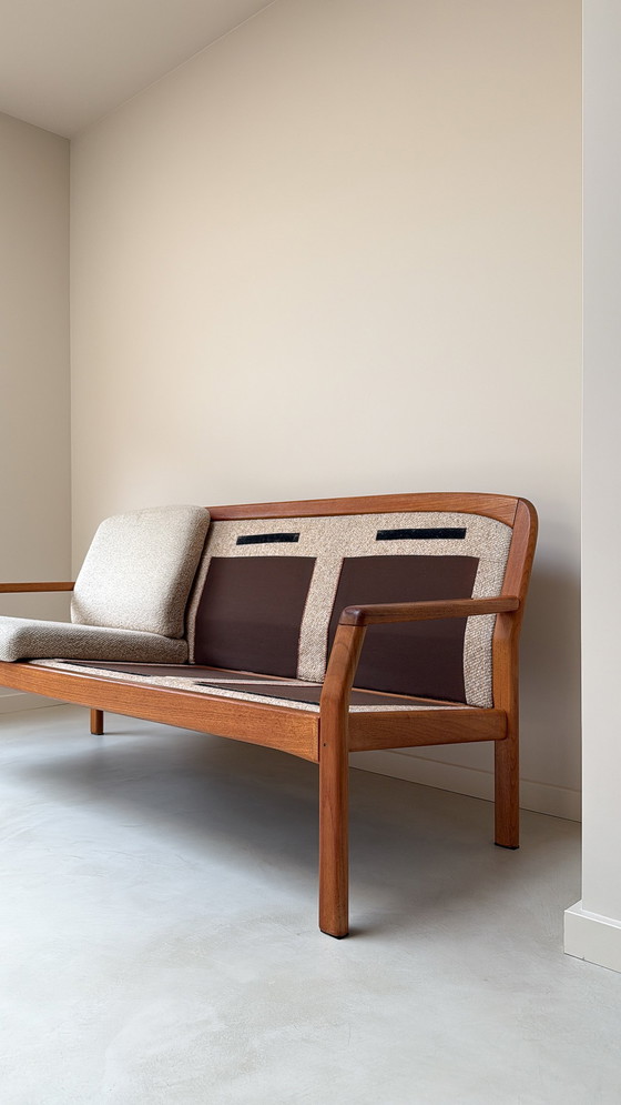 Image 1 of Canapé Dyrlund vintage en bois avec coussins beiges