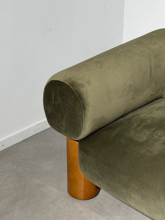 Fauteuil lounge sculptural vert olive avec pieds en bois (photo 4 sur 9)