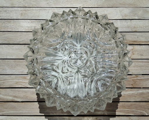 Lámpara de techo vintage de los años 60/70, fabricada en cristal grueso con un patrón geométrico de rombos.