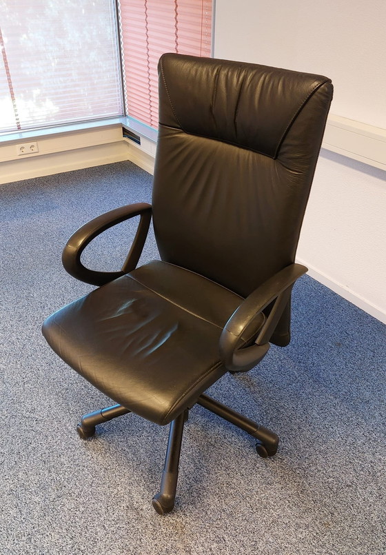 Image 1 of Scrivania in faggio, sedia in pelle con ruote e base a rulli