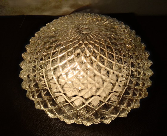 Image 1 of 2 lampade da soffitto vintage con rilievo a forma di ananas e rosone nero massiccio.