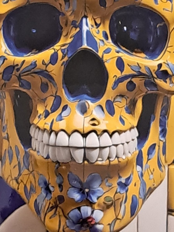 Image 1 of DEAD HEAD – Delfter Badezimmerschädel – Druck auf Aluminiumplatte