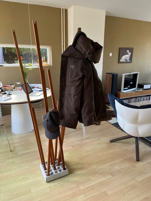 Porte-manteau sur pied Pin Coat par Nils Holger Moormann / Oliver Bahr