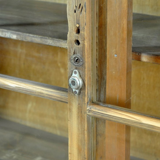 Japanese display cabinet, circa 1950 – Glass, Metal (photo 10 of 16)