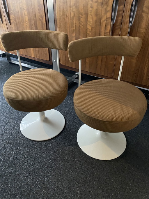 2 chaises pivotantes de l'ère spatiale