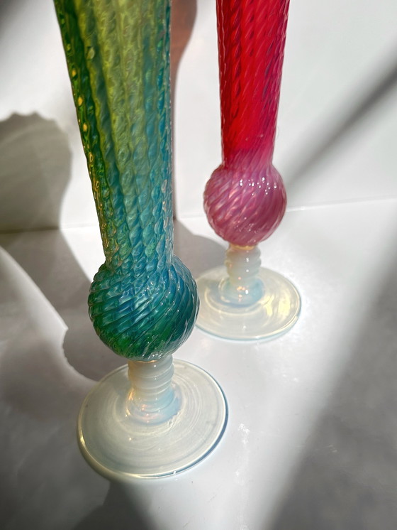 Image 1 of Paire de vases vintage MCM Empoli en verre opalin, verre laiteux, irisé, rose, vert, tourbillon, Italie, milieu du siècle, Muran