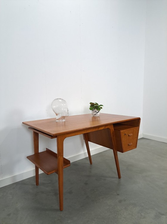 Image 1 of Teak vrijstaand partner bureau met schuine vormen, lades en extra uitschuifbaar werkblad