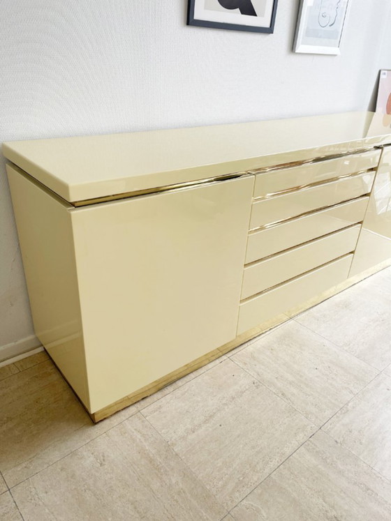 Aparador de Jean-Claude Mahey en laca beige y latón – circa 1970 – Aparadores, Wood (photo 3 of 14)
