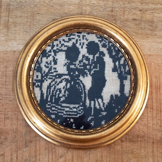 Image 1 of Broderie vintage encadrée en noir et blanc de style rococo baroque