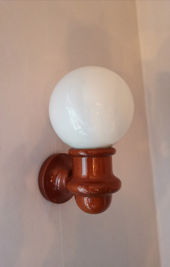 Image 1 of applique vintage con globo in vetro opalino e base in legno