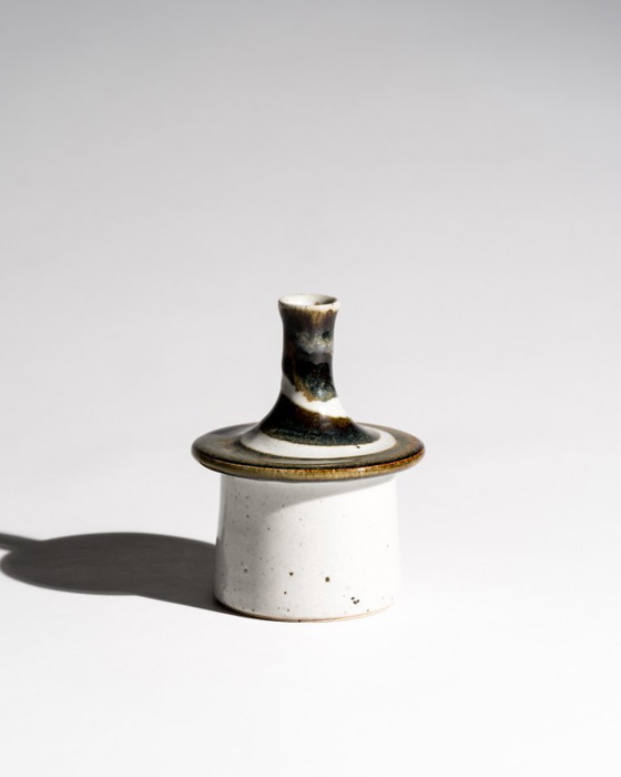 Image 1 of Kuratiertes dänisches Studio-Keramik-Ensemble: Vase von Jette Andersen und Schachtel von Marianne Starck