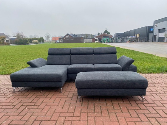 Image 1 of Bellissimo divano angolare in tessuto grigio Montel + sgabello