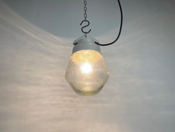 Image 1 of Lampada a sospensione industriale in porcellana bianca con vetro trasparente satinato, anni '70