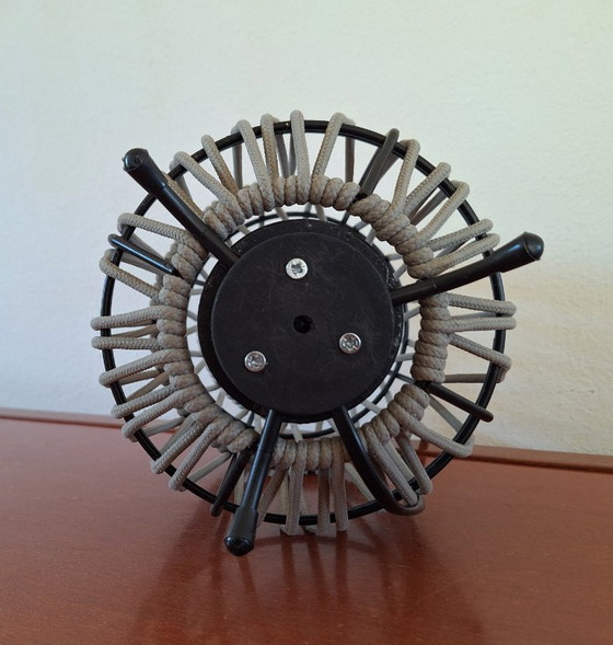 Image 1 of Lampada da tavolo, Rivisitazione, lampada da tavolo a corda, unica, in metallo a 5 anelli